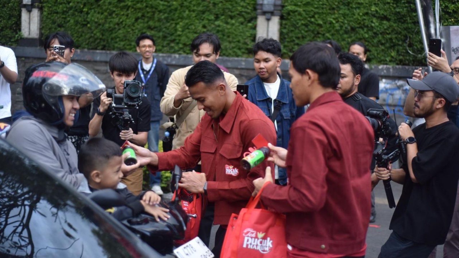 Teja dan Adam Alis Turun ke Jalan, Bagikan Takjil untuk Pengendara di Bandung